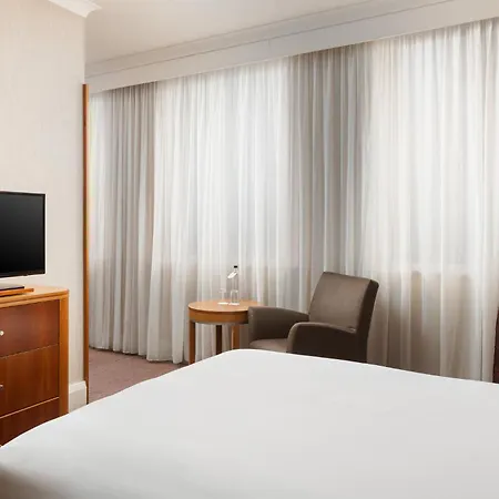 Hotel Crowne Plaza London Ealing By Ihg Exterior foto
