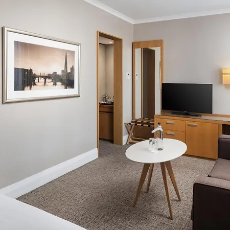 Hotel Crowne Plaza London Ealing By Ihg Exterior foto