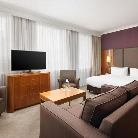 Hotel Crowne Plaza London Ealing By Ihg Exterior foto