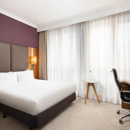Hotel Crowne Plaza London Ealing By Ihg Exterior foto