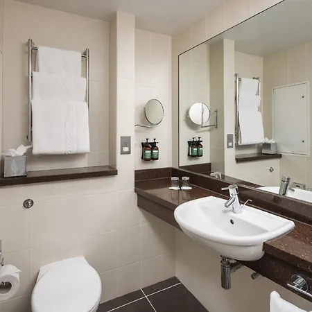 Hotel Crowne Plaza London Ealing By Ihg Exterior foto