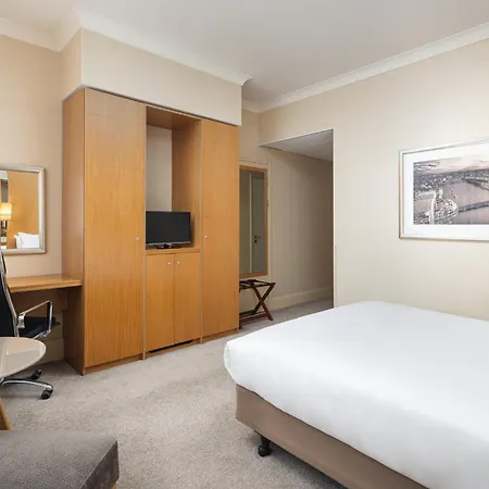 Hotel Crowne Plaza London Ealing By Ihg Exterior foto