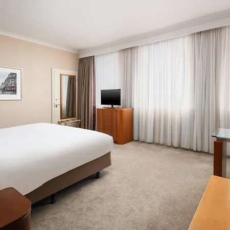 Hotel Crowne Plaza London Ealing By Ihg Exterior foto