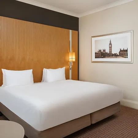 Hotel Crowne Plaza London Ealing By Ihg Exterior foto
