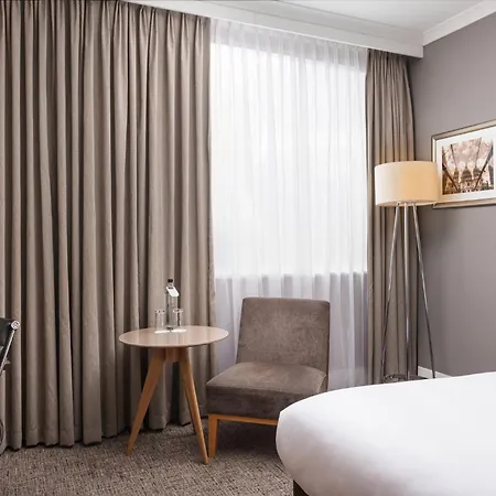 Hotel Crowne Plaza London Ealing By Ihg Exterior foto