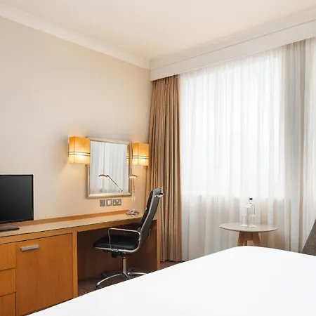 Hotel Crowne Plaza London Ealing By Ihg Exterior foto