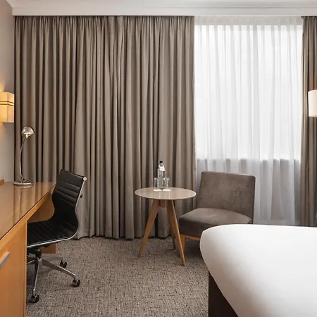 Hotel Crowne Plaza London Ealing By Ihg Exterior foto