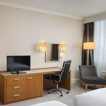 Hotel Crowne Plaza London Ealing By Ihg Exterior foto